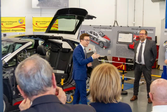 PMTPK05-PLUG Training Stand Supports Hybrid Education in Hungary AutoEDU